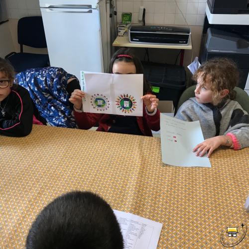 Conseil des élèves autour du logo de l'école mardi 6 mars